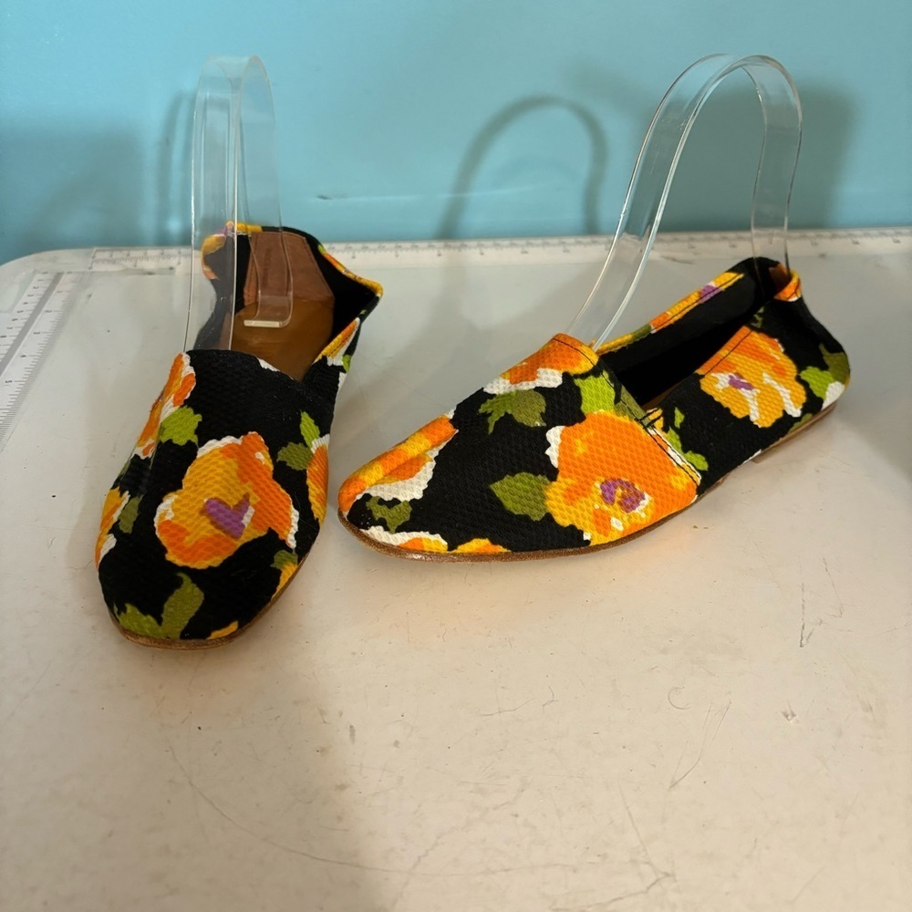 Unisa women’s canvas orange floral print ballet flats in size 6.5